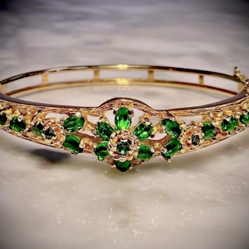 💚Vintage Estate Solid 18k Yellow Gold Genuine Emerald hinged bangle bracelet 💚 - Picture 2 of 10